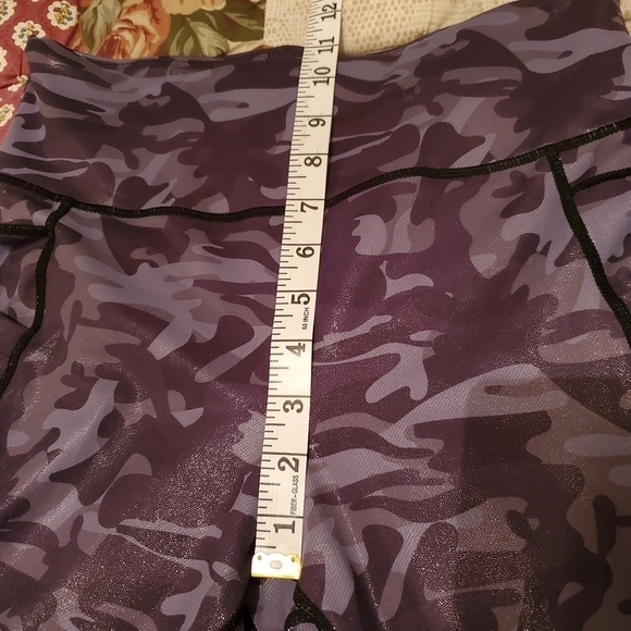 VYIA Active Camo Capri Leggings – Size 8-10 - Picture 9 of 11